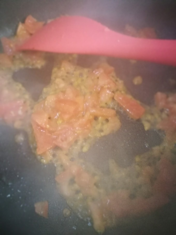 萨拉米白香肠培根薄底披萨(平底锅版),切丁后的番茄下油锅翻炒。(照片糊了)