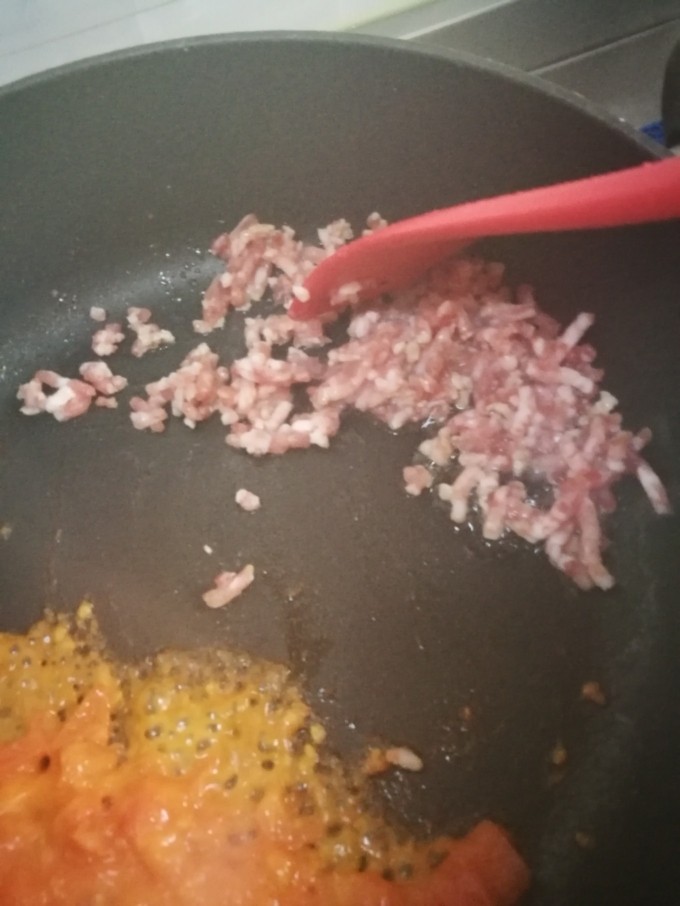 萨拉米白香肠培根薄底披萨(平底锅版),下肉丝煸炒。