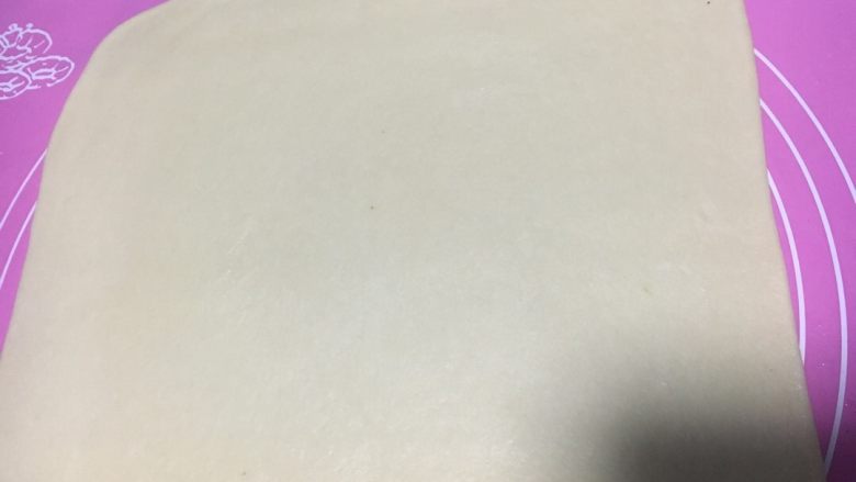 蛋黄培根吐司,把面团按压排气后擀成长方形的面皮