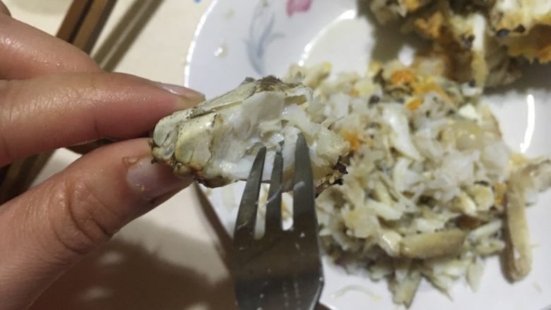 蟹酿橙,借助叉子取蟹肉,按照纹理来,也很方便的