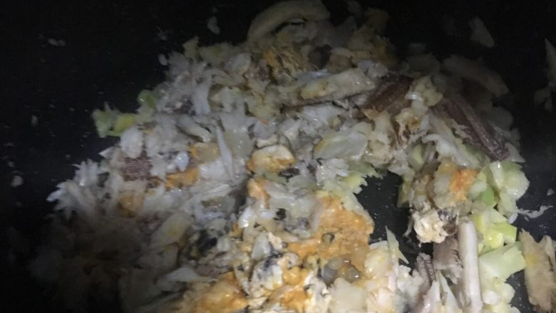蟹酿橙,春笋变色后,倒入蟹肉翻炒