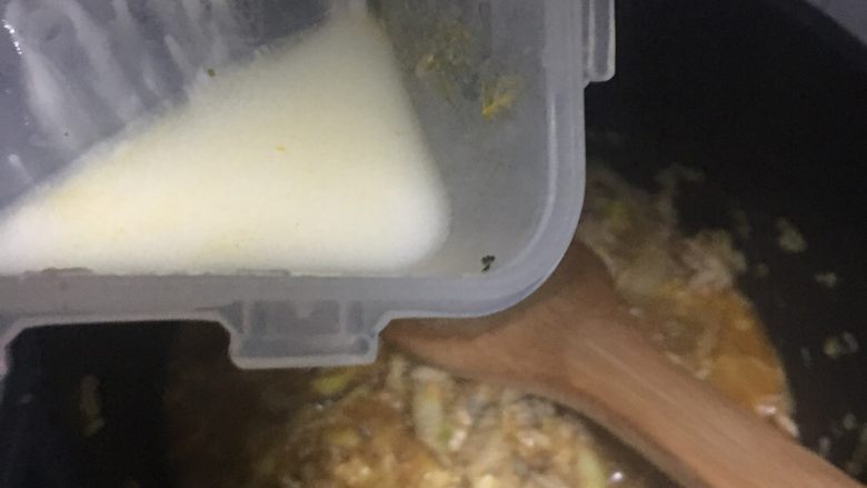 蟹酿橙,最后,淀粉加少许水调匀,倒入锅里勾芡