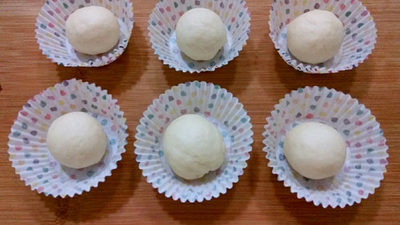 椰蓉蔓越莓面包,把面团放进蛋糕托里,我用的是50×30mm的。