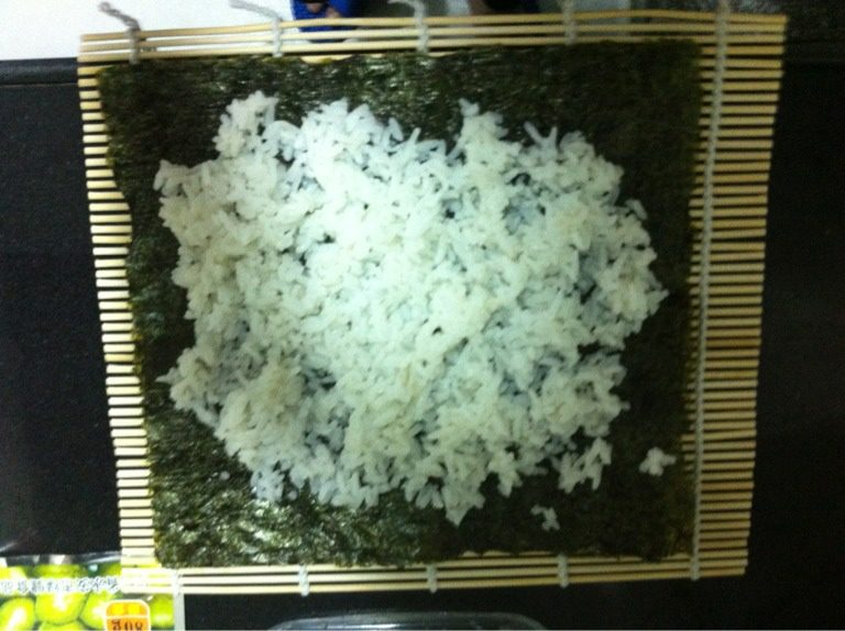 寿司,均匀平铺在<a style='color:red;display:inline-block;' href='/shicai/ 279'>海苔</a>上