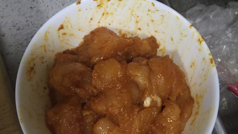 咖喱鸡肉串,用少量的油把土豆块,辣椒块,洋葱块炒到半熟,这样可以缩短烤制的时间。