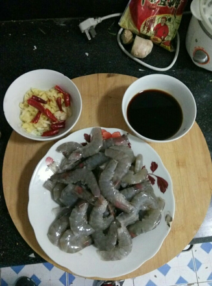 香辣虾,适量生抽，<a style='color:red;display:inline-block;' href='/shicai/ 718'>料酒</a>，咸盐，糖
