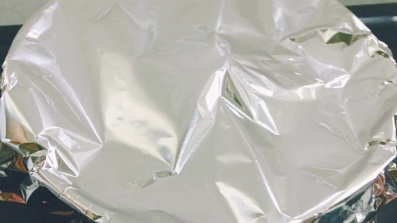 透着新年红的蔓越莓天使蛋糕,15分钟的时候,上色了可以加盖锡纸防止颜色过深。