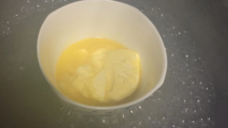 鸡蛋饼干,先把黄油(酥油)化开
