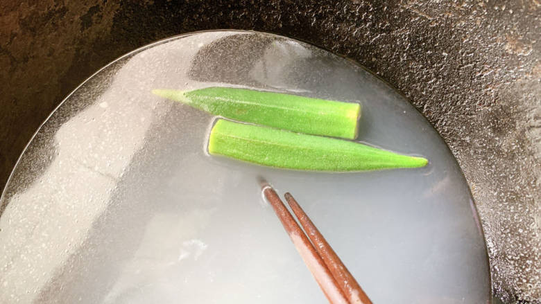 秋葵煎蛋,锅烧热水,加入洗净的秋葵进行汆烫。