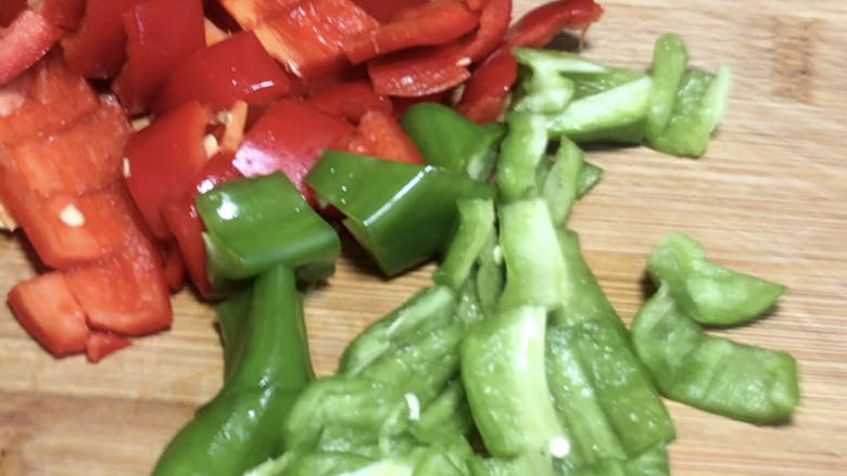 豌豆米炒肉,青红辣椒洗净去蒂去籽,切小块备用