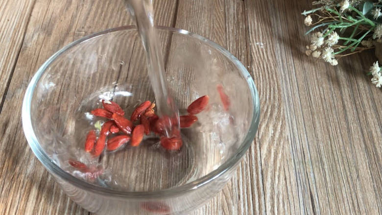 豆腐蛋花汤,<a style='color:red;display:inline-block;' href='/shicai/ 673'>枸杞</a>洗净,沥水备用