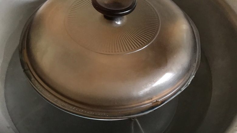 清蒸鱼片,腌制5分钟就可以盖盖放在锅里隔水蒸,水开后蒸10分钟。一定要把盘子盖上盖子,放在锅里再盖锅盖!