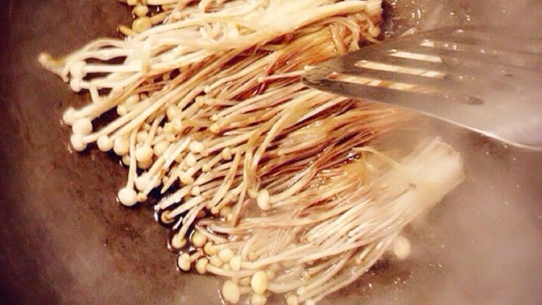 金针菇培根卷,金针菇下油锅烧熟，倒入酱汁焖锅3-5分钟
