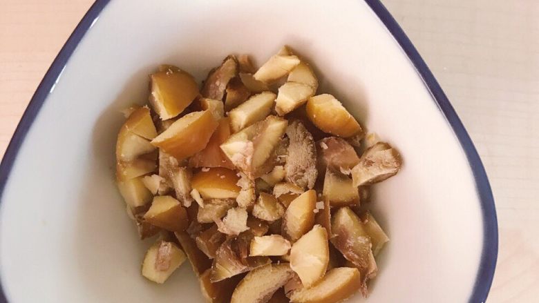 爆汁橙子🍊味蛋挞,切成小块，备用也可以依个人口感加一点蜂蜜润一下