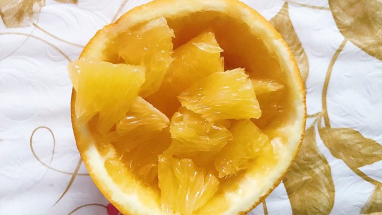 爆汁橙子🍊味蛋挞,橙子🍊切2分之一，为了保证口感可以切成小块，去掉橙子的白色果皮