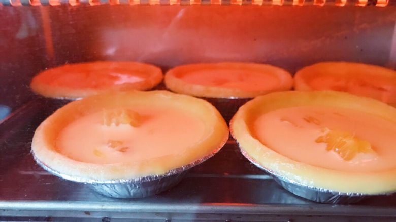 爆汁橙子🍊味蛋挞,烤箱预热一下，我的烤箱一般预热3至5分钟，然后将放好的蛋挞放到烤箱先烤10分钟，然后看一下<a style='color:red;display:inline-block;' href='/shicai/ 4187'>蛋挞皮</a>的烤熟度，再放好栗子，再考5到8分钟