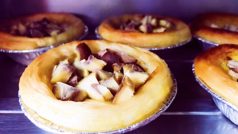 爆汁橙子🍊味蛋挞,放入切好的栗子碎