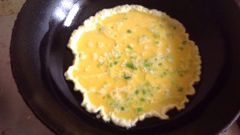 菜莽,放入打散的鸡蛋