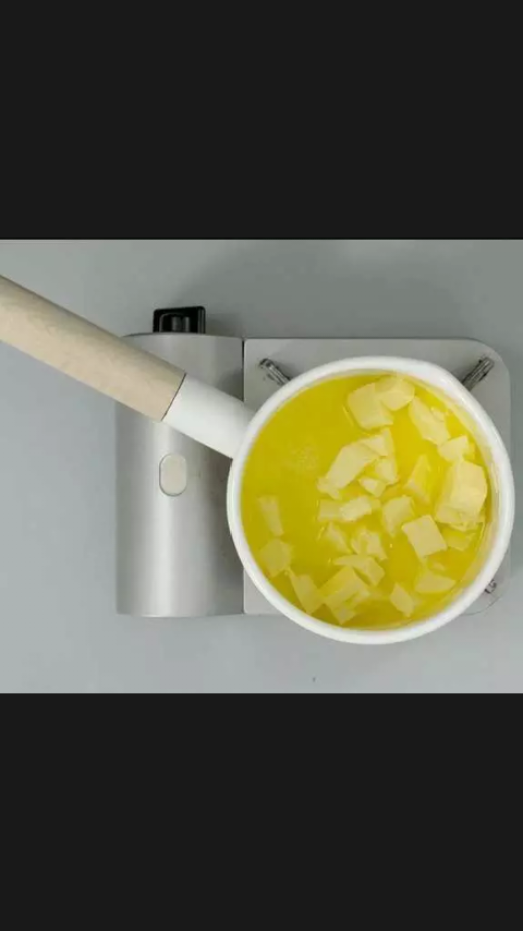 金砖蛋糕,制作焦化黄油:黄油放进奶锅中,开小火加热,化成液体后持续加热直至变成焦糖色,将奶锅置于并<a style='color:red;display:inline-block;' href='/shicai/ 156925'>水</a>上终止加热,形成焦化黄油,备用