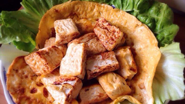 鸡蛋煎豆腐,装盘,可以吃啦