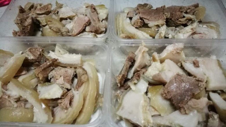 双耳三鲜煲,蹄膀肉片也是提前炖好处理好的,后面会上传炖猪肚片、炖蹄膀的菜单