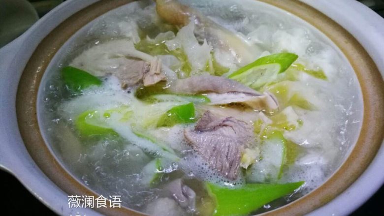 双耳三鲜煲,因为今天炖的份量较大,我另取了个小砂锅把炖好的鸡肉、肚片、蹄膀肉加上几片大葱片煮开