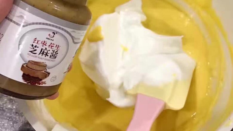 红枣花生芝麻酱•轻乳酪蛋糕,蛋白加入蛋糕糊中,切拌均匀