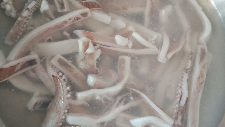 香辣鱿鱼,焯水
