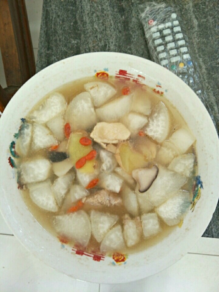 排骨鸡肉萝卜汤,<a style='color:red;display:inline-block;' href='/shicai/ 26'>白萝卜</a>切成滚刀块，<a style='color:red;display:inline-block;' href='/shicai/ 238'>杏鲍菇</a>切片，