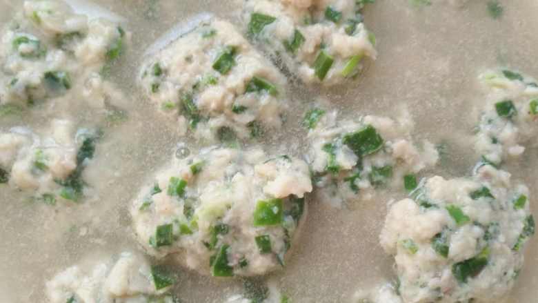 鲅鱼丸子汤,丸子熟了出锅,可以撒点香菜提味,今天家里没有,真的好鲜。