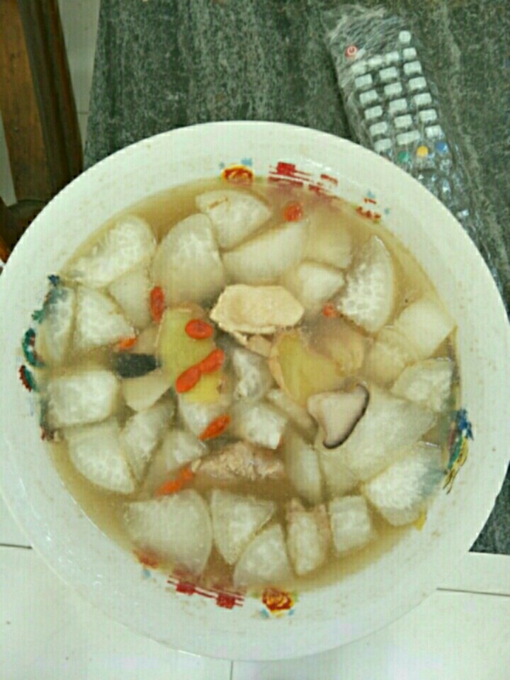 排骨鸡肉萝卜汤,拿锅接水,把排骨放里煮,开锅转小火,慢炖4个小时,中途放入鸡胸片,杏鲍菇片,白萝卜块,六分之一的鸡味浓汤宝,适量的盐,酱油,一点白糖。葱,姜和一点点醋。