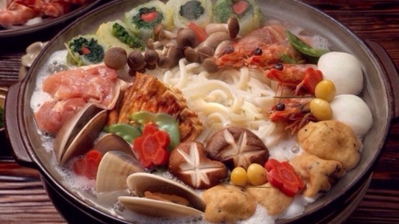 微辣无油健康家庭火锅底汤,将炒好的料放入火锅容器中，加入热水，煮开后再炖煮约15分钟就可以开始涮火锅啦！