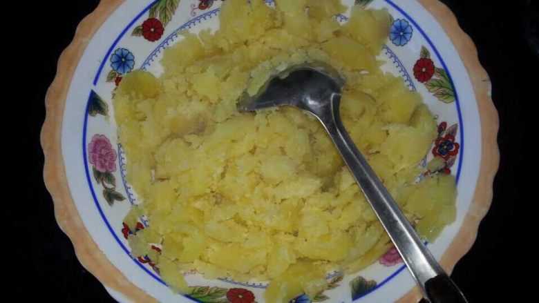 肉酱土豆泥,2.捣啊捣 按啊按 可以装进保鲜袋摔打 弄成泥状就可以啦