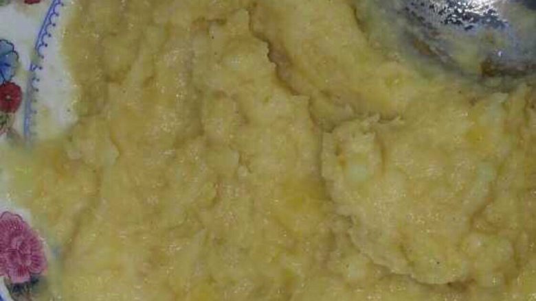 肉酱土豆泥,4.加半勺盐 半勺白胡椒粉 继续捣啊捣