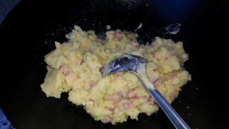 肉酱土豆泥,7.烧点底油 把捣好的土豆泥炒一下 主要是把土豆泥里面的鸡蛋炒熟
