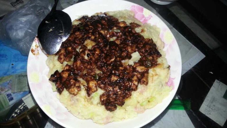 肉酱土豆泥,8.倒进酱碗里 扣上盘子 翻过来 可以来吃了
