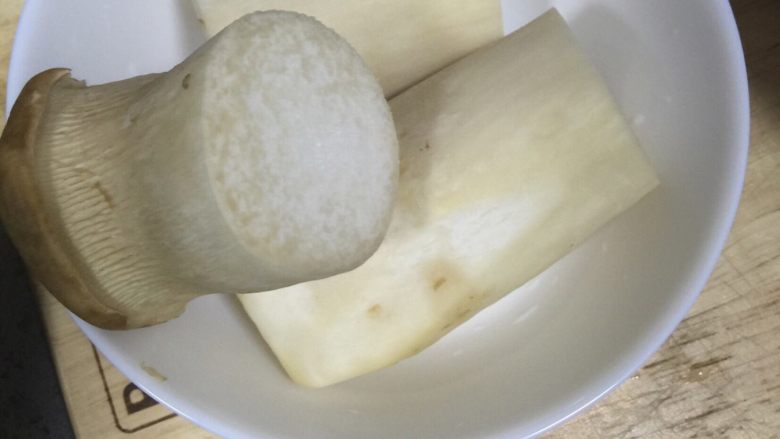 手撕杏鲍菇,<a style='color:red;display:inline-block;' href='/shicai/ 238'>杏鲍菇</a>切成段