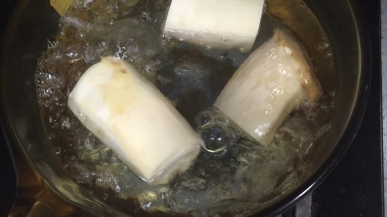 手撕杏鲍菇,水开放少许盐，放入杏鲍菇炒煮至熟。或者为了保持更好的味道可以选择蒸熟。