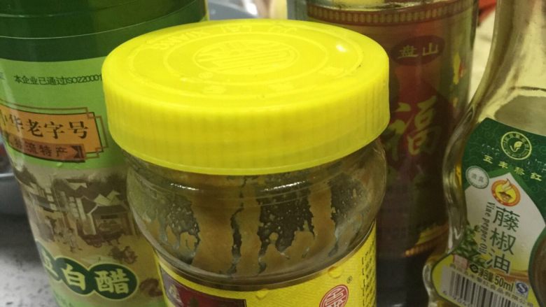 手撕杏鲍菇,麻酱里调少许白醋，盐、糖、藤椒，调匀。在调制过程中会有麻酱粘稠的现象，适当调水。口味就要根据自己的喜好了。这里特别提出的是藤椒油，也可以用四川的麻椒炸油，味道很独特。