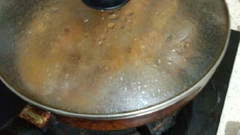 红烧鸡翅中,然后盖上锅盖闷至熟即可