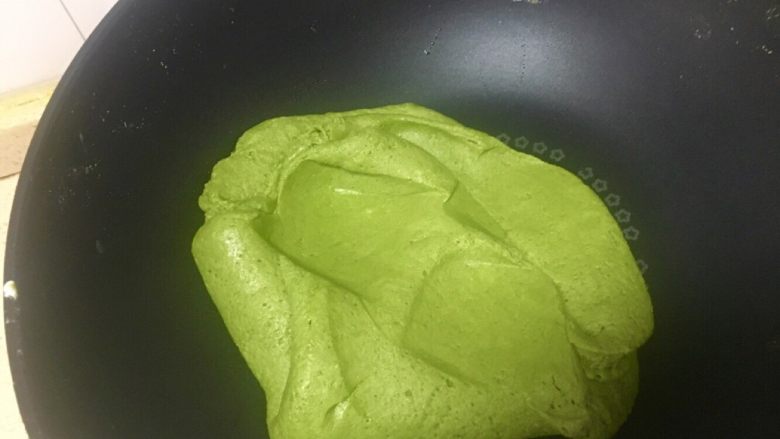牛轧糖(抹茶版),一定要拌匀,颜色是不是太美,如果中途感觉太硬,可以适当小火再加热一二十秒钟,关火,用余温就可以