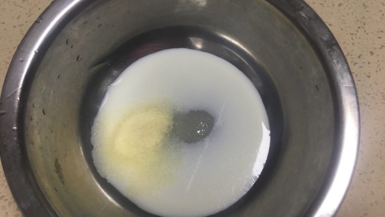 榴莲抹茶双色慕斯杯,牛奶加糖和吉利丁粉,隔水融化