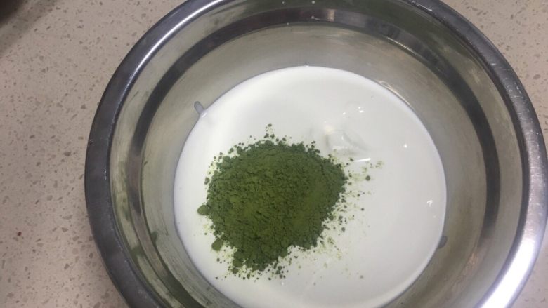 榴莲抹茶双色慕斯杯,淡奶油加抹茶粉打发