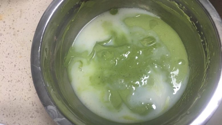 榴莲抹茶双色慕斯杯,牛奶倒入抹茶淡奶油里,拌匀