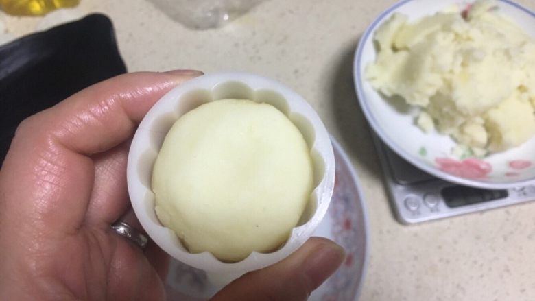 桂花山药糕,平分六份,我的是42克一个,放入50克的月饼模具