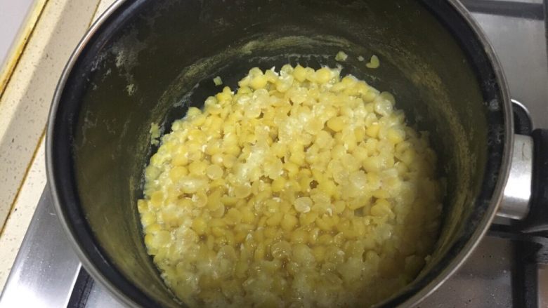 豌豆黄夹心巧克力慕斯,泡好的豌豆煮熟,水最后留的可以放料理机里打的就行,如果多了就大火熬一会,如果少了就再添加一点,根据自己的料理机来定