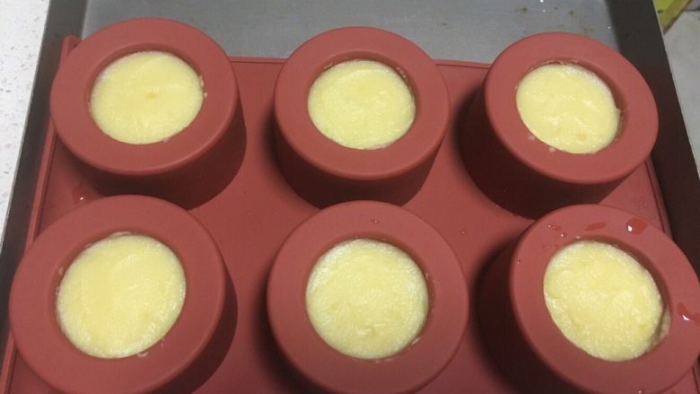 豌豆黄夹心巧克力慕斯,装入模具,冷冻成形,也可以加点吉利丁粉,我没加,我就直接冻一夜成块,如果没有这么多时间,想快一点就加吉利丁粉,冷冻一个小时就行