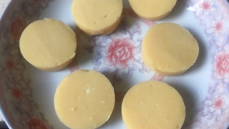 豌豆黄夹心巧克力慕斯,可以用刀修正一下表面或者高度,达到自己的要求就行