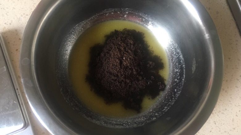 豌豆黄夹心巧克力慕斯,发酵黄油隔水融化后,倒入奥利奥粉,拌匀