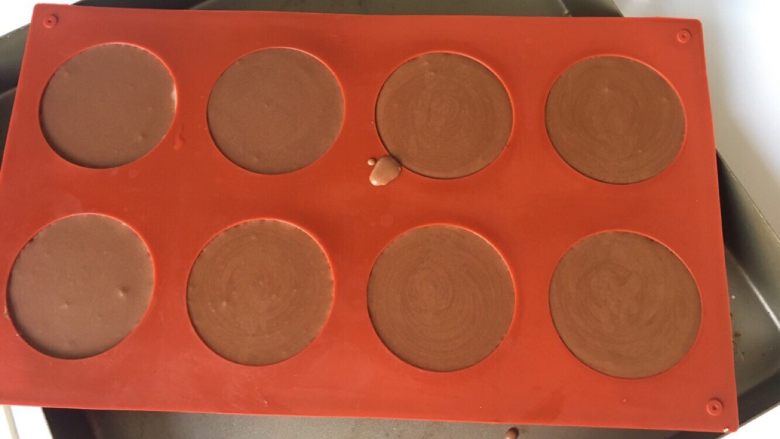 豌豆黄夹心巧克力慕斯,把慕斯糊倒满模具,剩一点慕斯糊不要扔,一会还有用,模具放入冰箱,冷冻一个小时